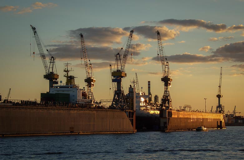 Hafen und Schiffe